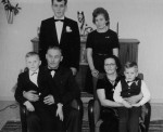 Bak: Onkel Håkon, Tante Kirsten. Framme: Far, Farfar, Farmor, Onkel Bjørn Steinar